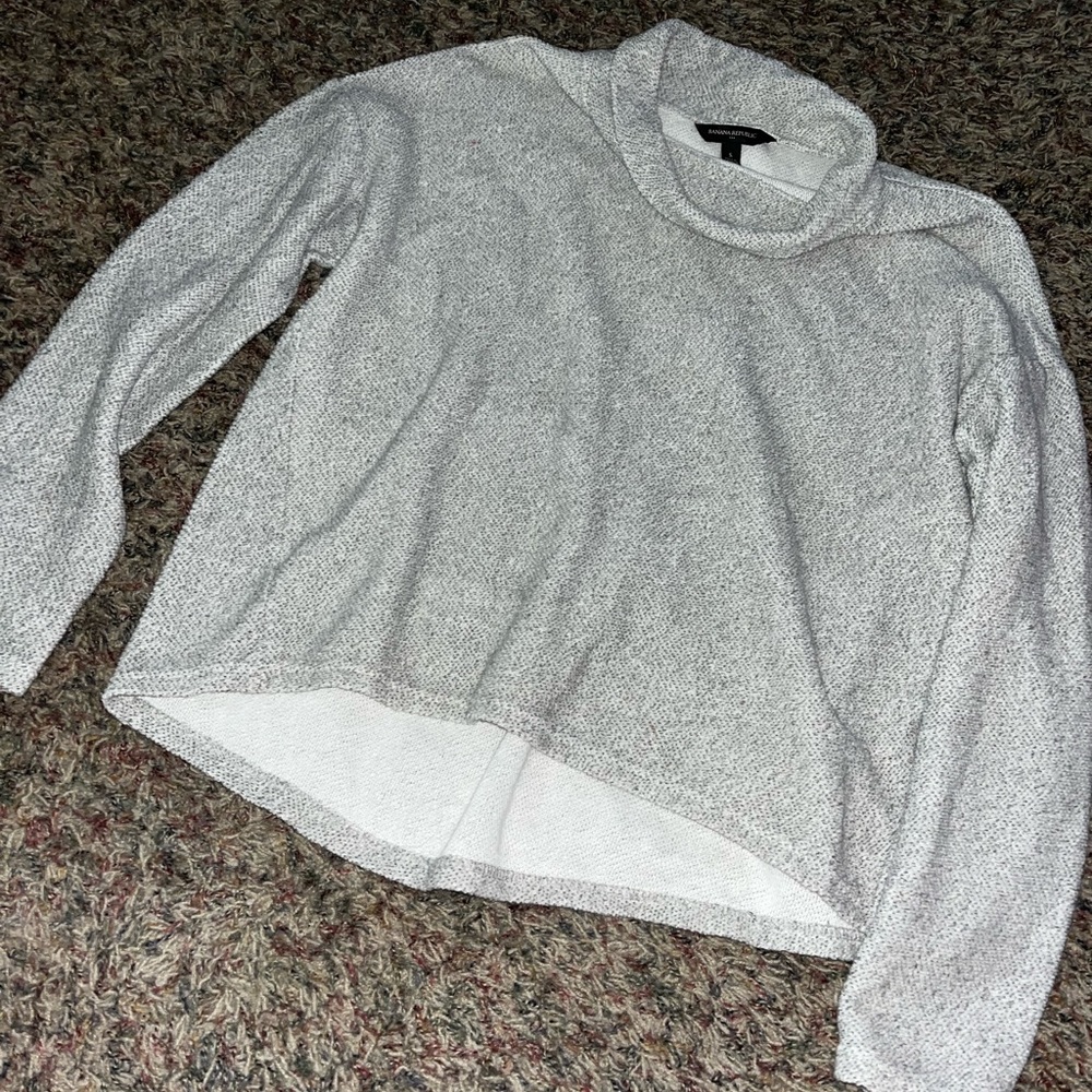 Banana republic grey turtleneck sweater. Worn once. Size : Sm